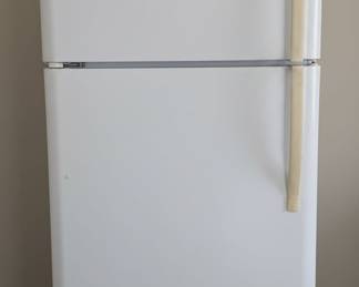 Kenmore 253.6482240E Top-Mount Refrigerator