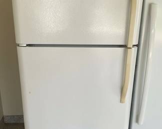 Kenmore Style Top-Freezer Refrigerator