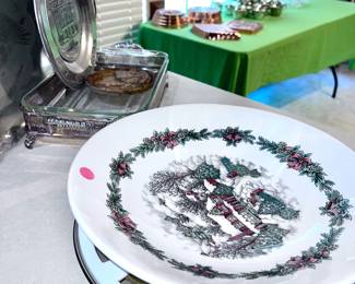 Holiday dishware