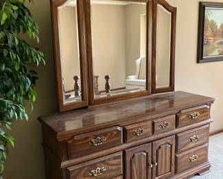 Dresser w 11 drawers and mirror