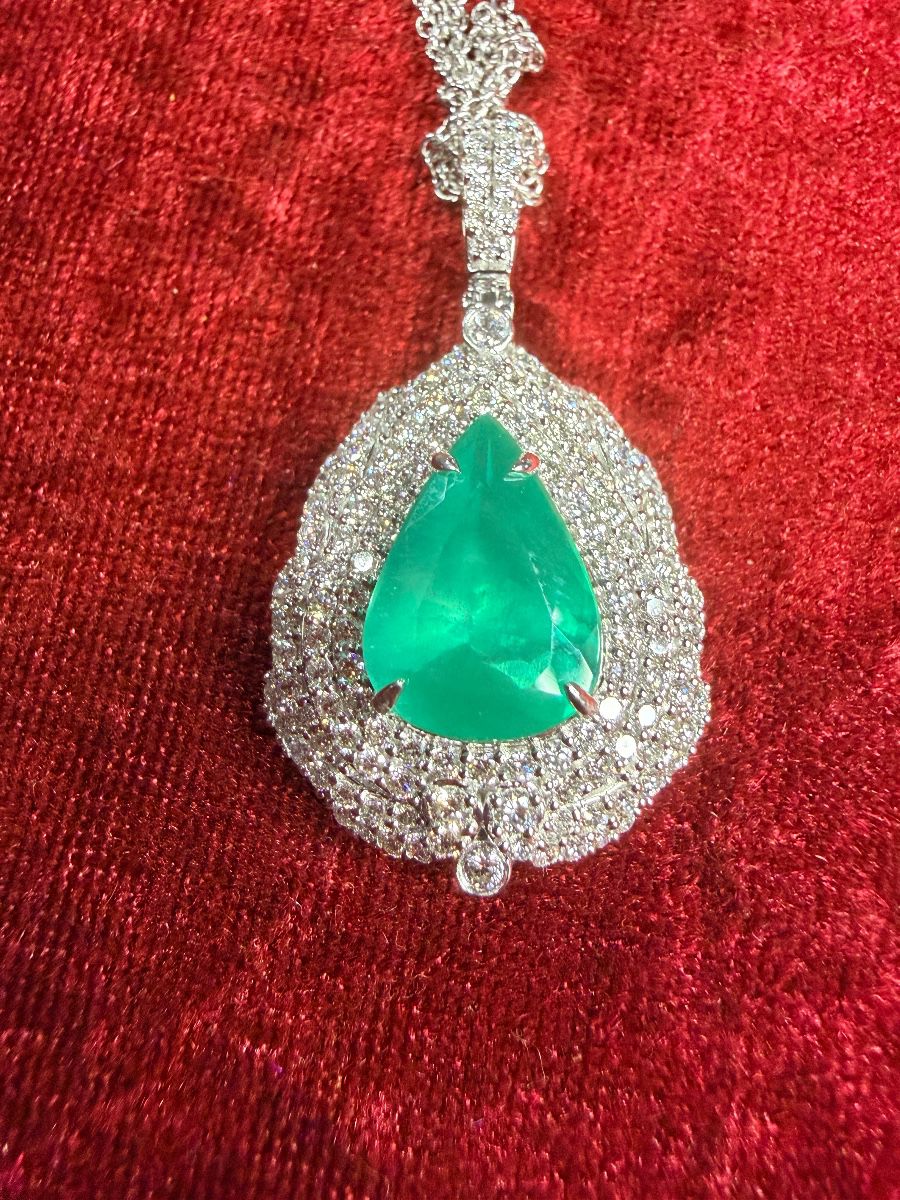 Large emerald necklace with diamonds and platinum