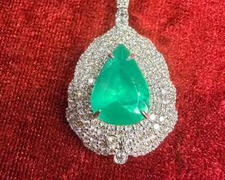 Large emerald necklace with diamonds and platinum