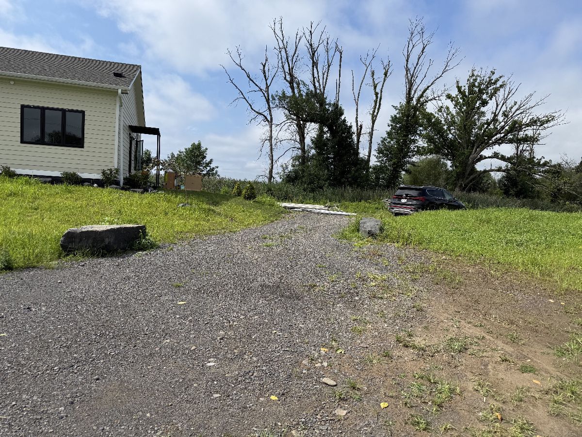 There will be no sign. Drive up to the driveway 