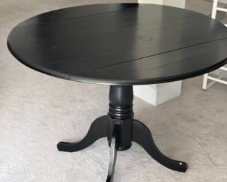 Pedestal table disassembled for easy loading