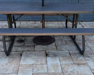 Foldable picnic table