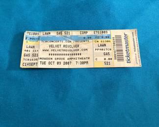 Vintage velvet, revolver, ticket concert