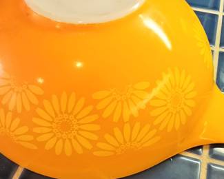 Pyrex Daisy or Sunflower Cinderella Mixing Bowl