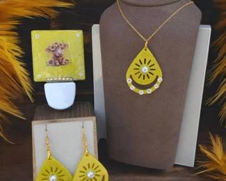 101 Sunflower Yellow Jewelry Set With Teardrop Earrings Highland Cow Night Light