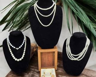 111 Jewelry Lot 2 Necklaces, Pair Of Earrings Bracelet
