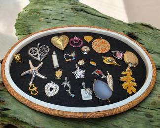 95 Pendants Lot 3 Not Tested