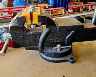 Heavy duty bench vise