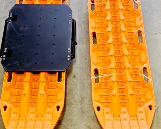 Left: vehicle recovery board set (2) equipped with a black MAXTRAX Jaxbase Plate . Right:vehicle recovery board set (2)