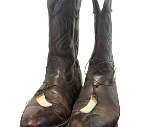 Laredo Cowboy Boots Size 10EW Faux Tooth Pendant Necklaces