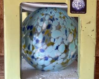 HAND BLOWN GLASS GAZING BALL W SOLAR LED INSERT