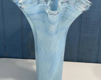 ART GLASS VASE W RUFFLE RIM