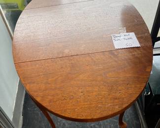 Quee Anne drop leaf side table