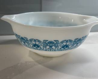 Pyrex Blue Scroll (Scroll/Country Festival pattern) – white exterior with turquoise