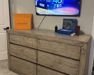 Dresser, 55" Samsung smart TV