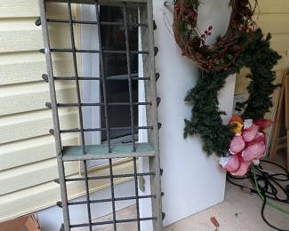 This wood rack has rubber inserts, used for transporting flower vases in a vehicle.