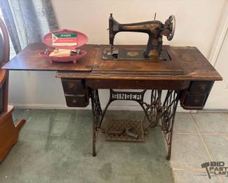 1024 Singer Sewing Table with Machine and Buttonholer