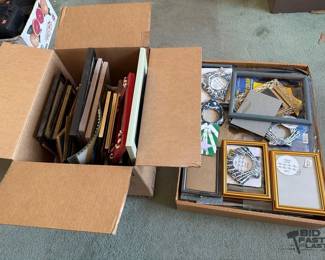 1112 Empty Picture Frames