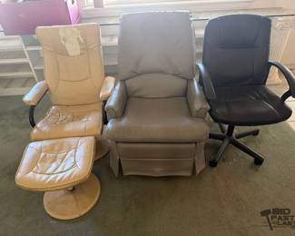 1072 3 Chairs and 1 Foot Rest