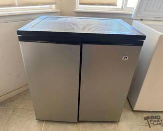 1500 Igloo Side by Side Refrigerator