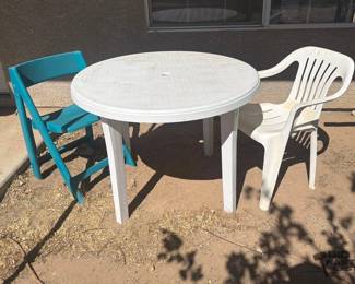 900 Plastic Patio Table with 2 Chairs