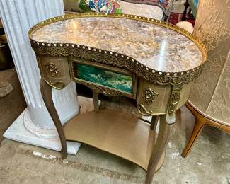 Vintage vanity table 