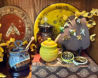 Bee-themed lot- honey pots, plate, pins & brooches and more 
