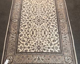 Machine-Made Traditional Floral Area Rug