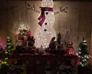 Many more indoor and outdoor Christmas decorations!