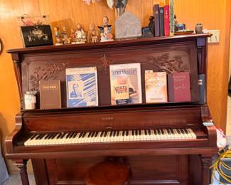 Gorgeous upright pisno