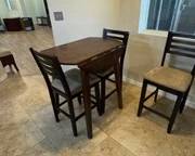 Table Bestrow 3 chairs sides down