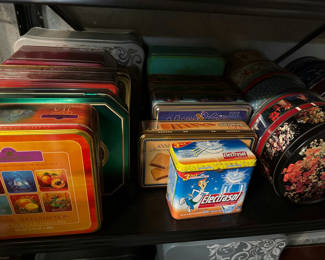 Lot 253: Assorted Vintage Tin Boxes