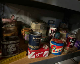 Lot 256: Assorted vintage metal tins and cookie tins