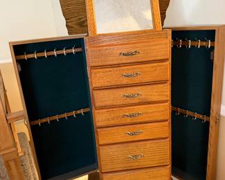 Wood jewelry stand