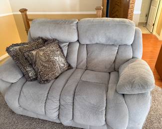 Reclining love seat with throw pillows