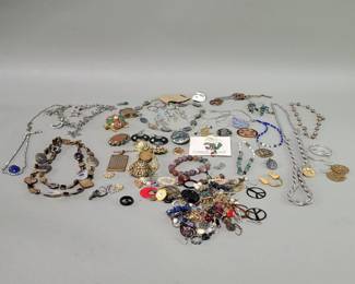 295 Lot 202 Group of costume jewelry