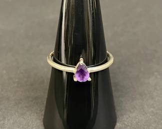 646 Lot 730h Vintage sterling silver and amethyst ring