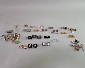 294 Lot 201 Group of vintage cufflinks and tie clips