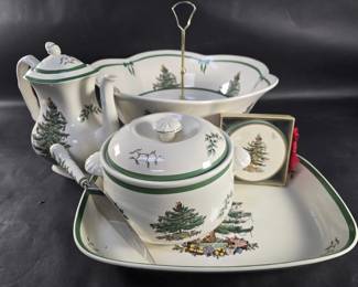 573 Lot 447 Group of Spode Christmas Tree patterned bowls,