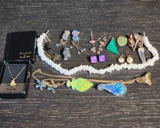 463 Lot 370h Vintage costume jewelry lot