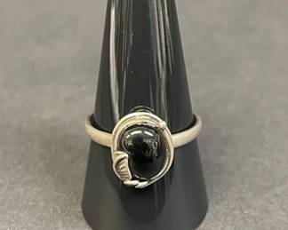 613 Lot 580h Vintage sterling silver and black onyx ring