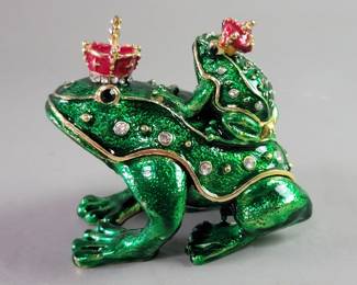 623 Lot 606 Enameled frog hinged trinket box