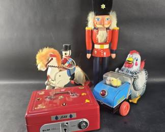 523 Lot 410 Group of vintage toys