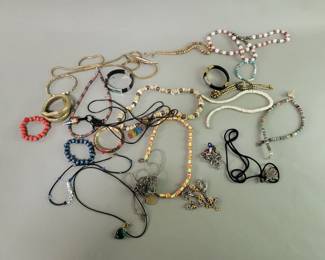 296 Lot 203 Group of costume jewelry