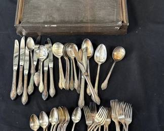 511 Lot 401h Lot of vintage silverware