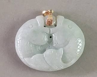 040 Lot 272 Jade and 14k gold pisces pendant