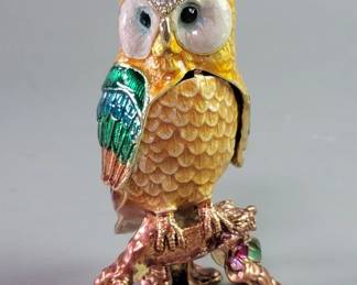 622 Lot 605 Enameled owl hinged trinket box adorned with